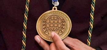 A student holds a ChattState Honors Medallion. A student holds a ChattState Honors Medallion.